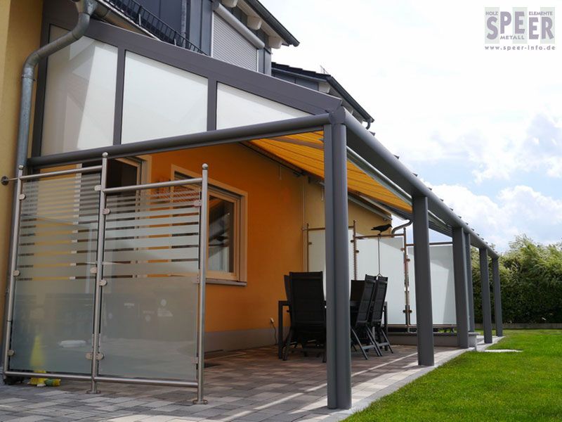 Terrassendach mit Sichtschutzelemente