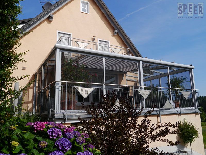 Terrassendach um den Balkon geführt mit Insektenschutz-Schieberahmen