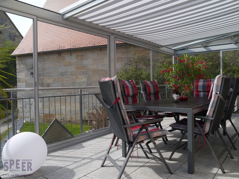 Terrassendach um den Balkon geführt mit Insektenschutz-Schieberahmen