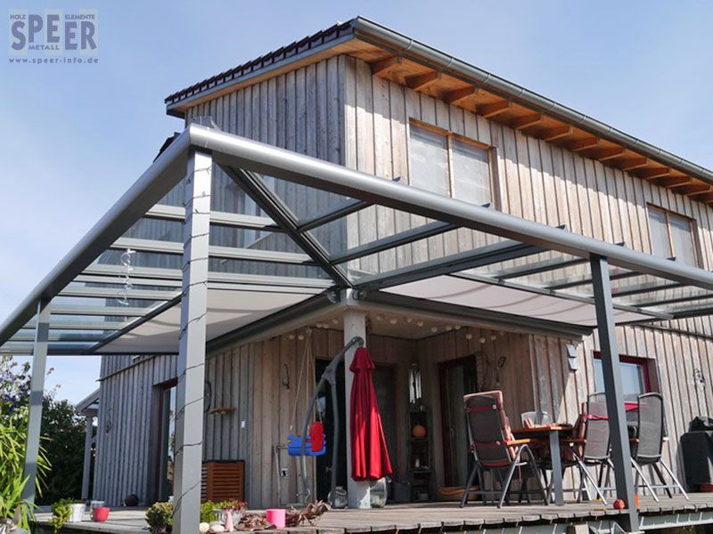 Terrassendach um die Hausecke geführt mit Markisen
