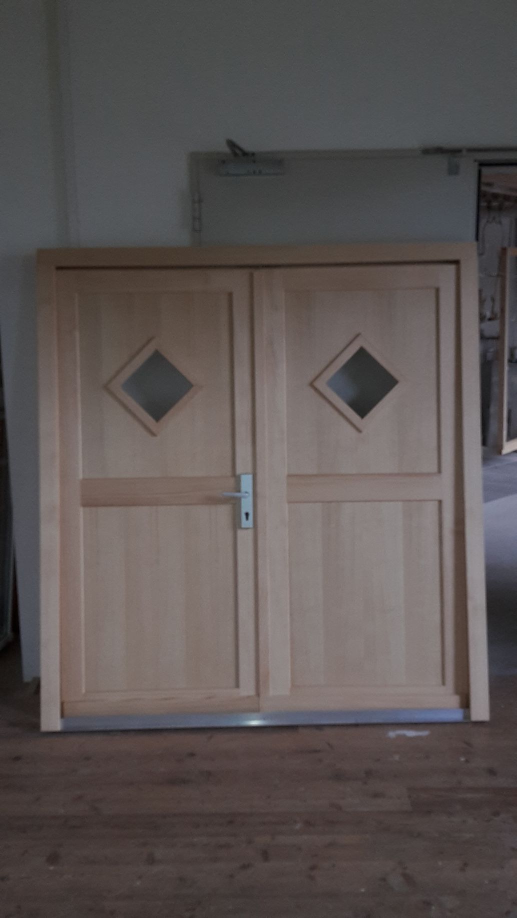 Doppeltür mit Fenster