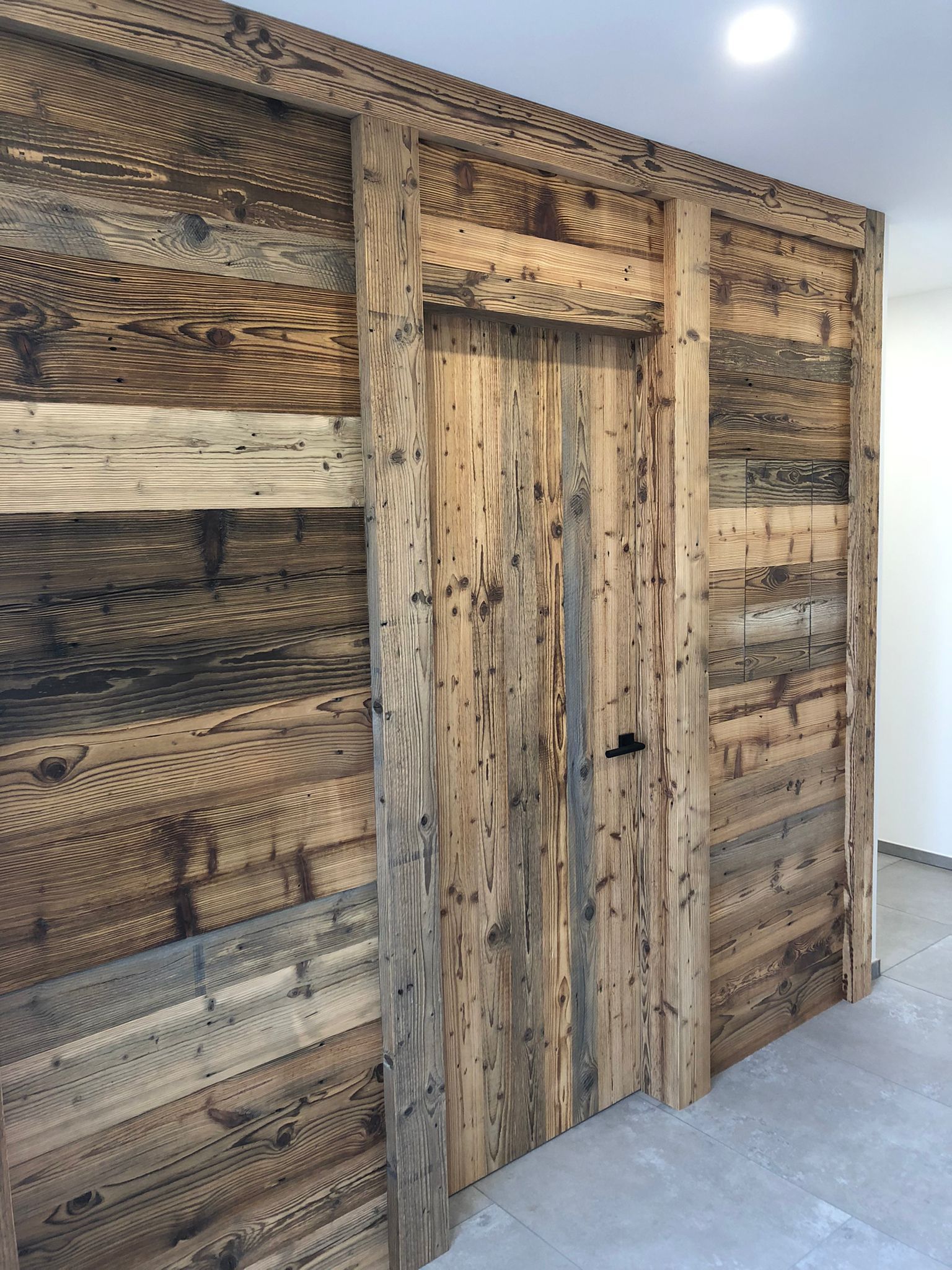 Holztür mit Holzverkleidung