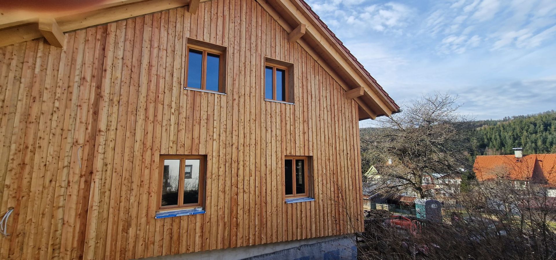 Wohnhaus mit Holzverkleidung