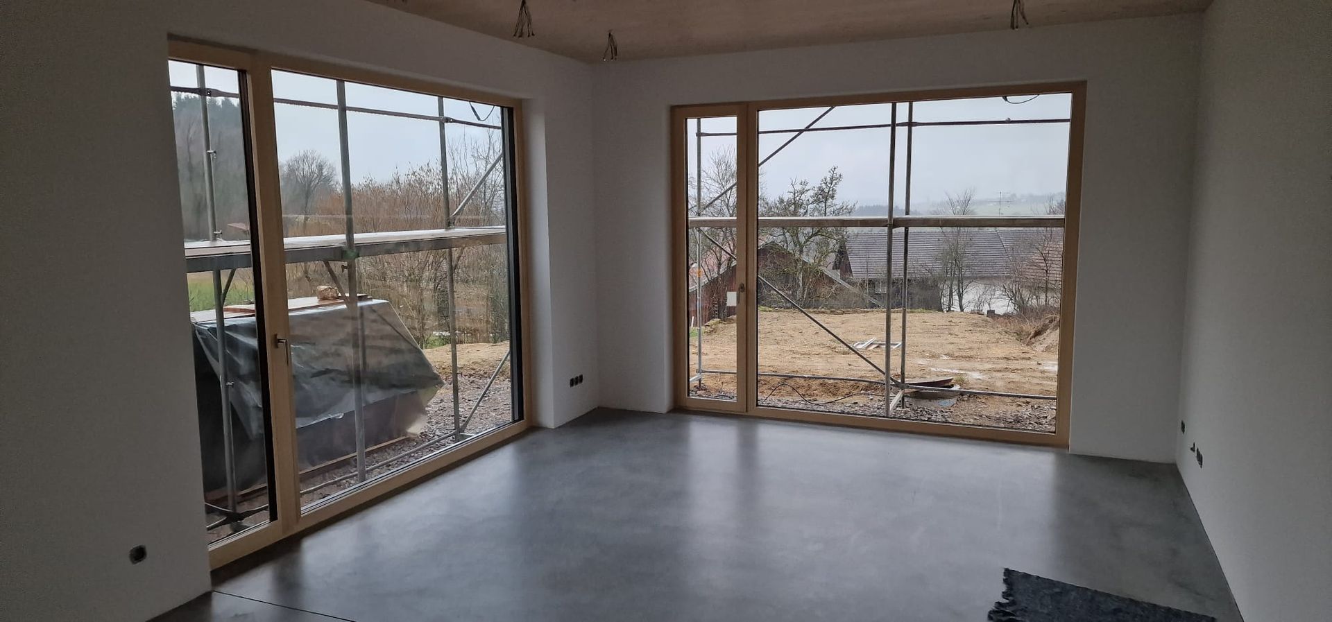 Rohbau mit großen Fenstern aus Holz