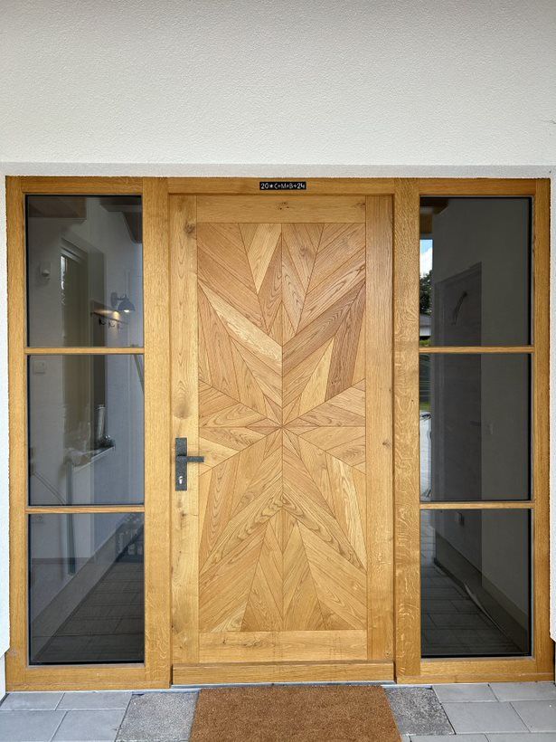 Holztür mit Sternenmuster