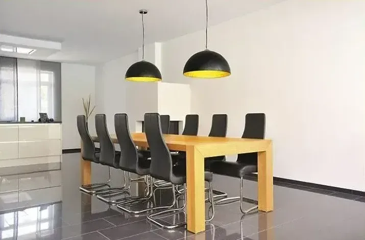 Deux suspension au dessus d'une table à manger