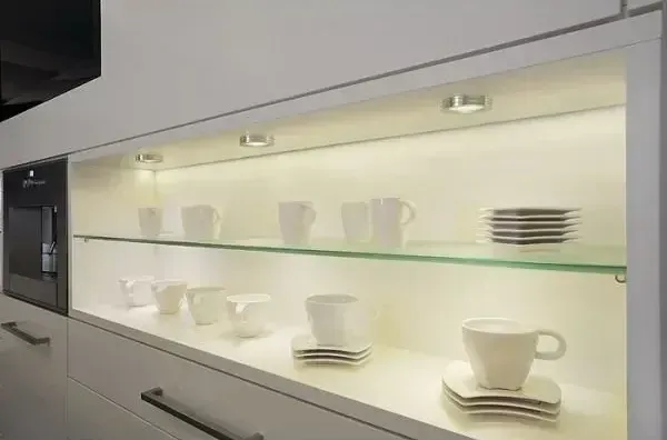 Spots lumineux intégrés à un meuble de cuisine