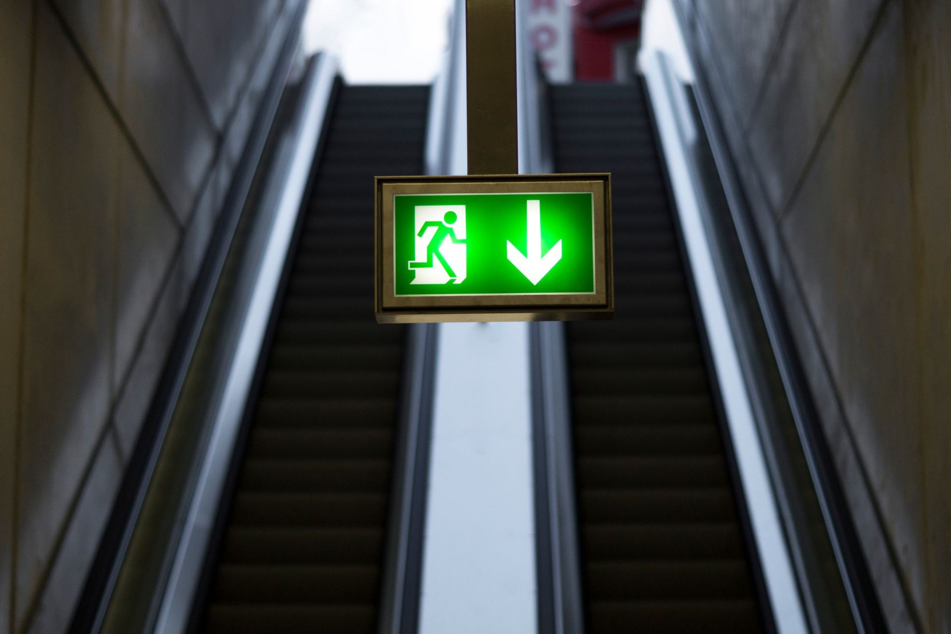 Bloc de secours situé en bas d'un escalator