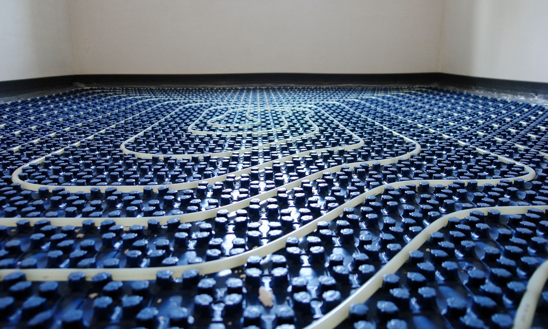 Gros plan sur un système de plancher chauffant
