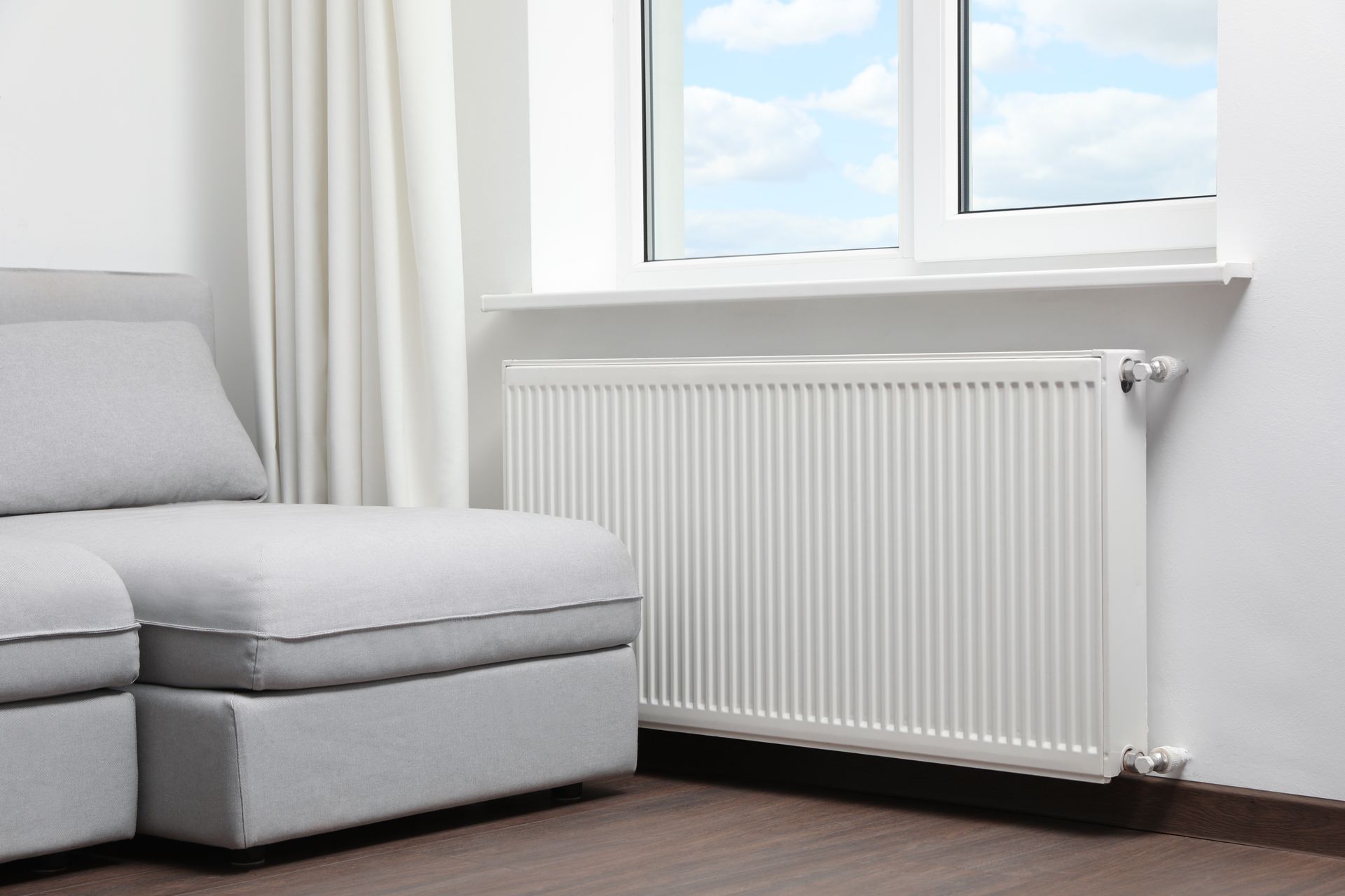 Radiateur électrique blanc moderne dans une pièce de vie