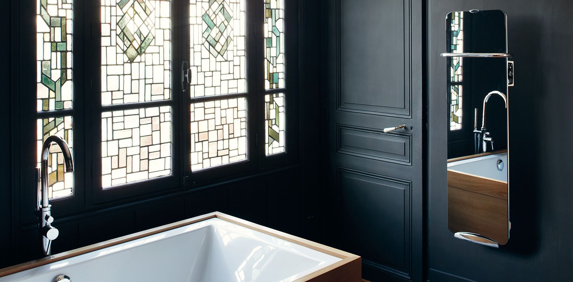 Baignoire se reflétant dans un miroir