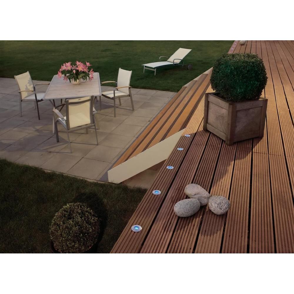 Lumières encastrées dans un plancher extérieur