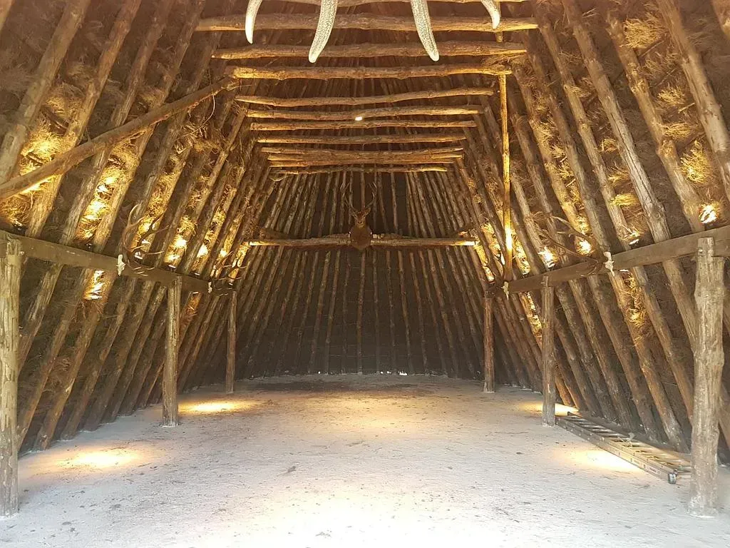 Spots lumineux dans une hutte