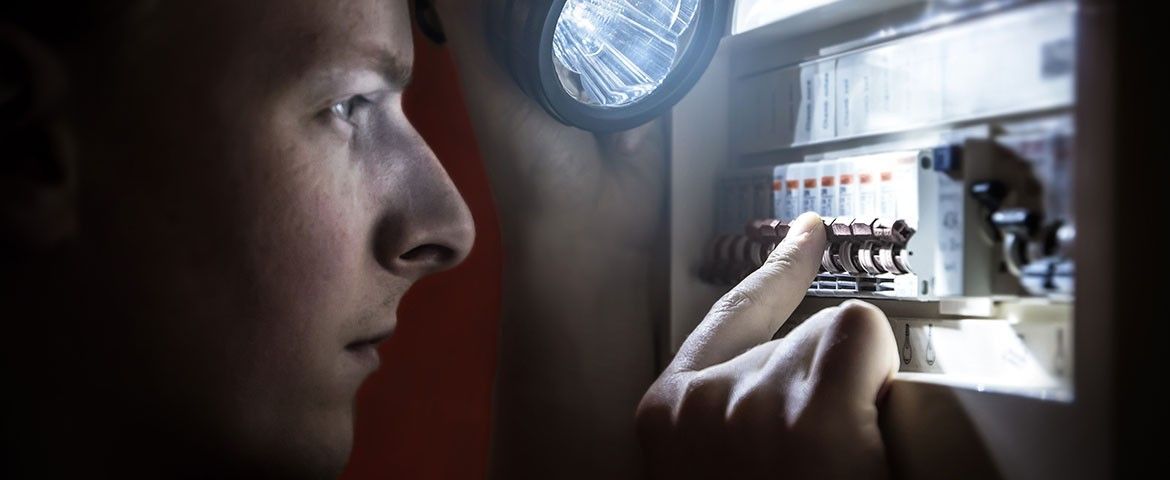 Vue de près d'un homme observant un tableau différentiel