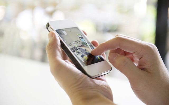 Main tapotant sur un téléphone smartphone