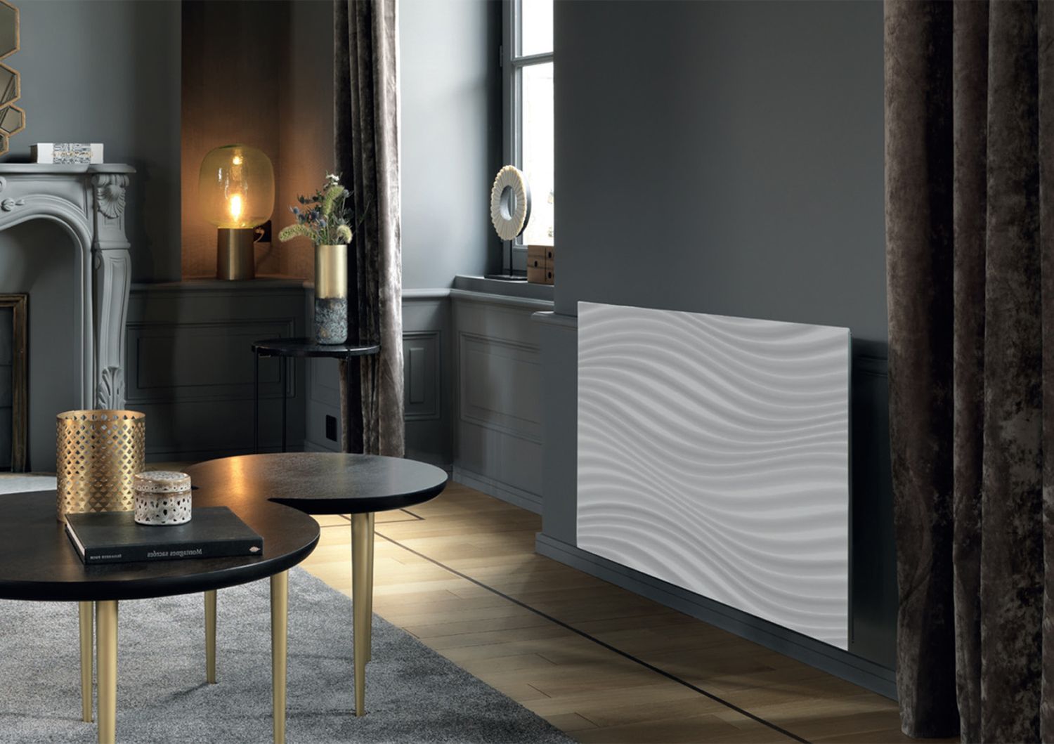 Radiateur Irisium blanc contre un mur foncé