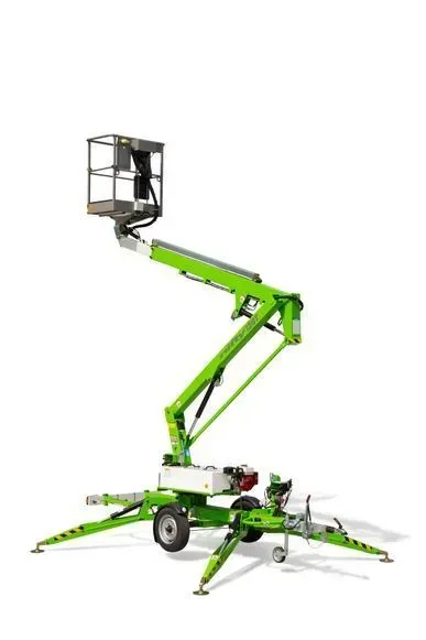 Nacelle élévatrice verte avec nacelle surélevée et stabilisateurs, sur fond blanc.