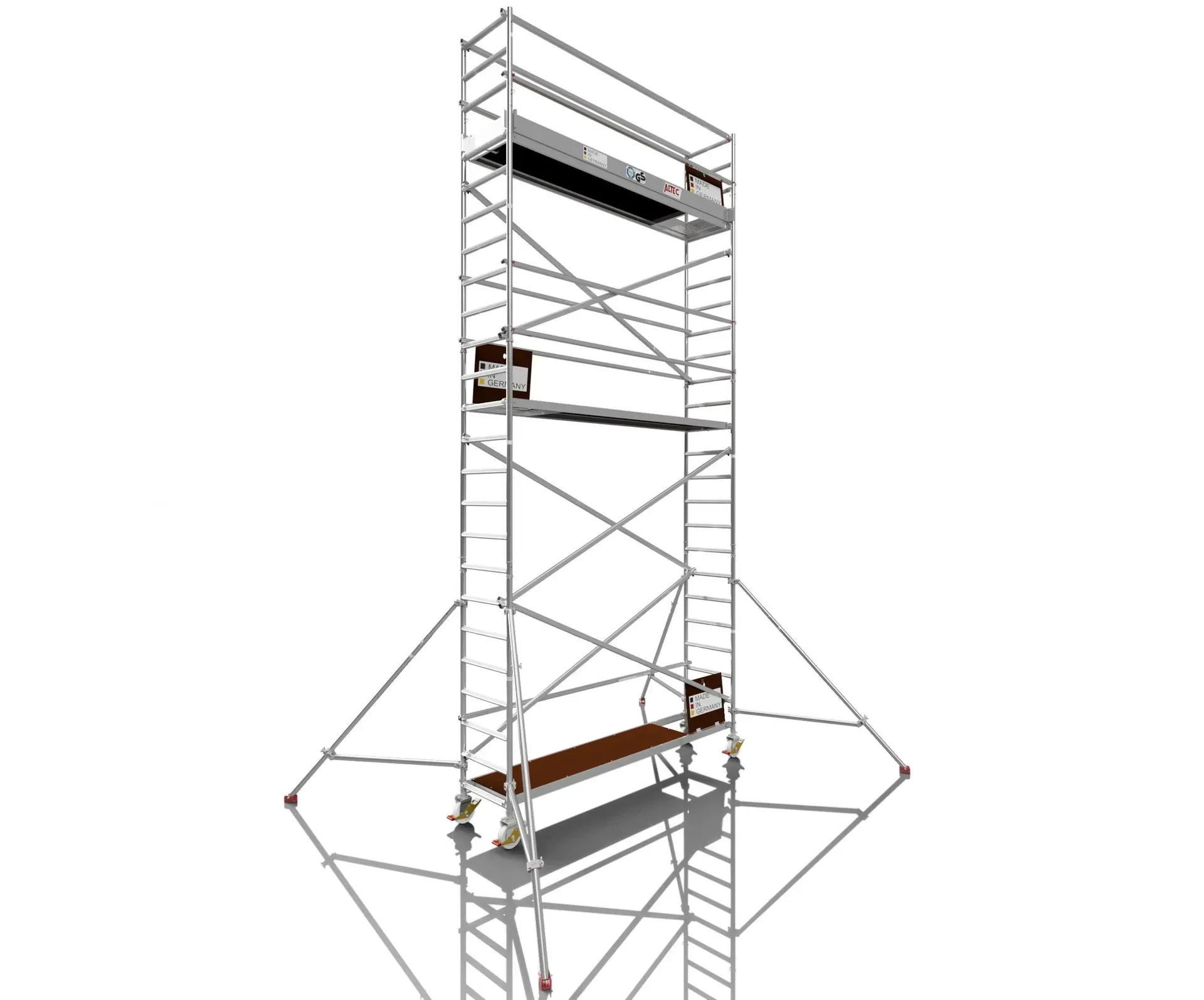 Grand échafaudage en aluminium à trois plates-formes, reposant sur des stabilisateurs, sur fond blanc.