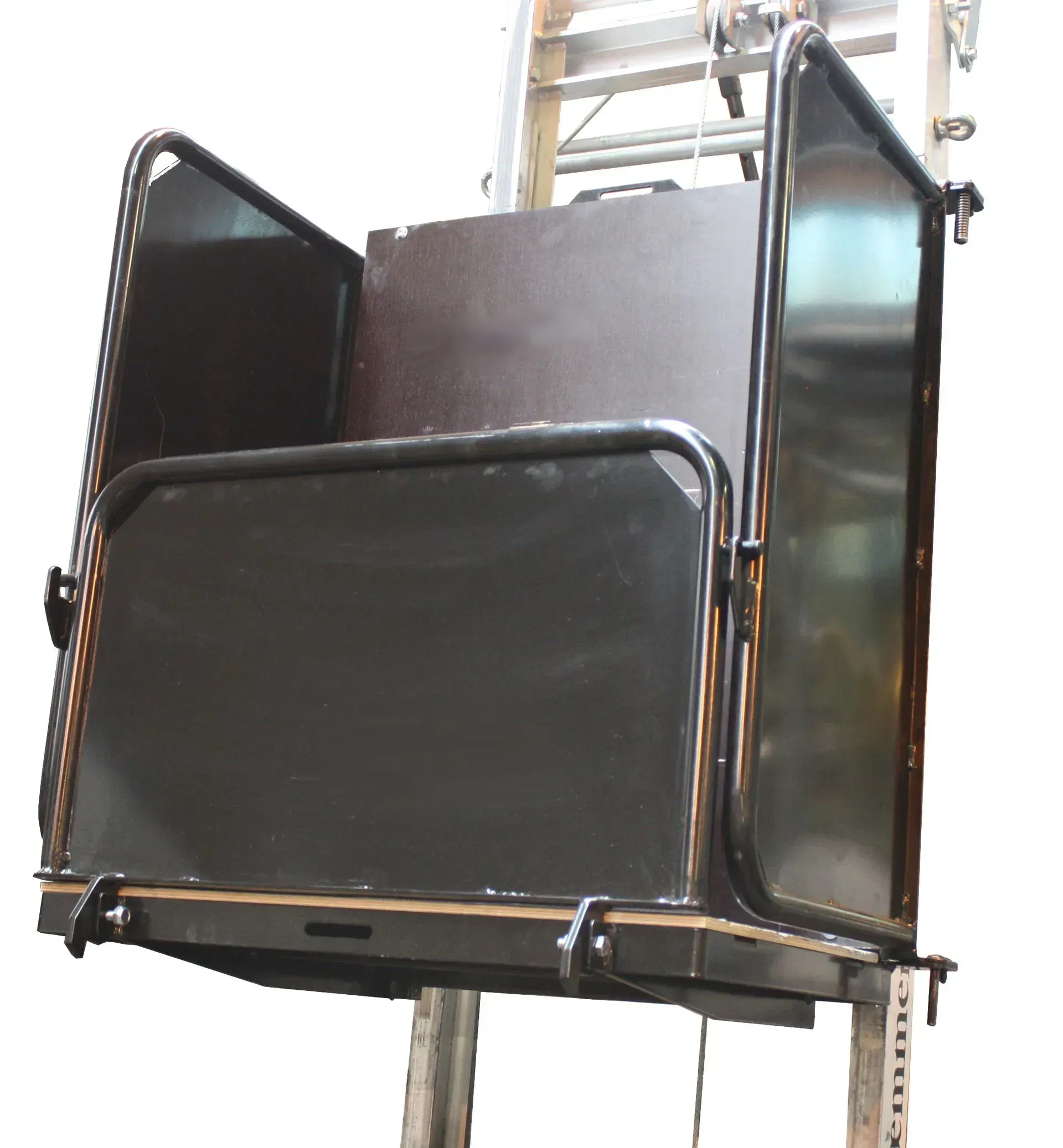 Plateforme élévatrice en métal noir fixée à une échelle pour déplacer des matériaux vers le haut ou vers le bas.