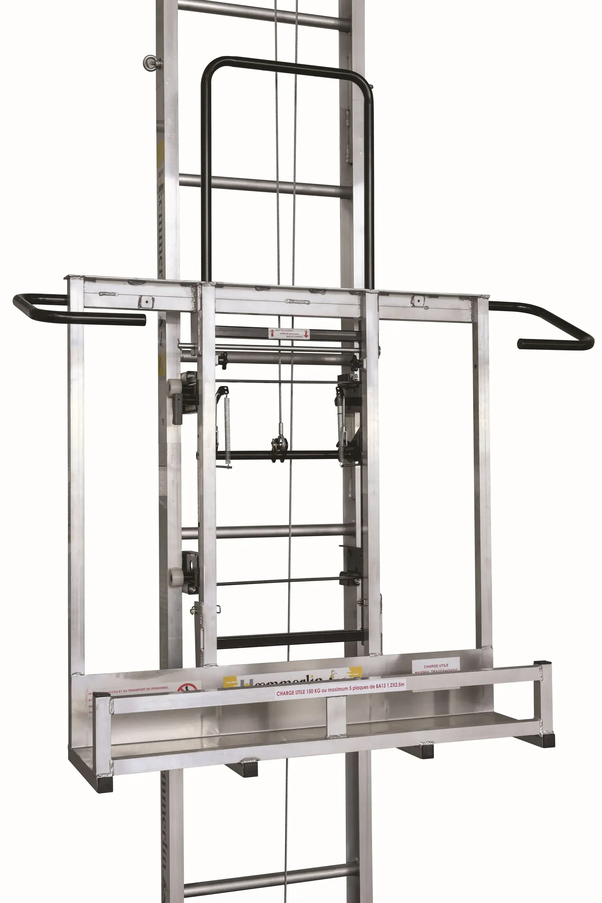 Monte-charge vertical, argenté, pour déplacer des objets vers le haut, avec plateforme de chargement.