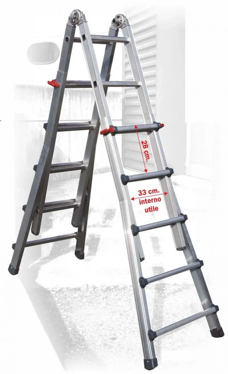 Deux échelles multipositions argentées, l'une repliée contre l'autre, démontrant différentes configurations.