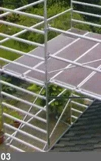 Du métal blanc et des panneaux transparents forment une structure en treillis