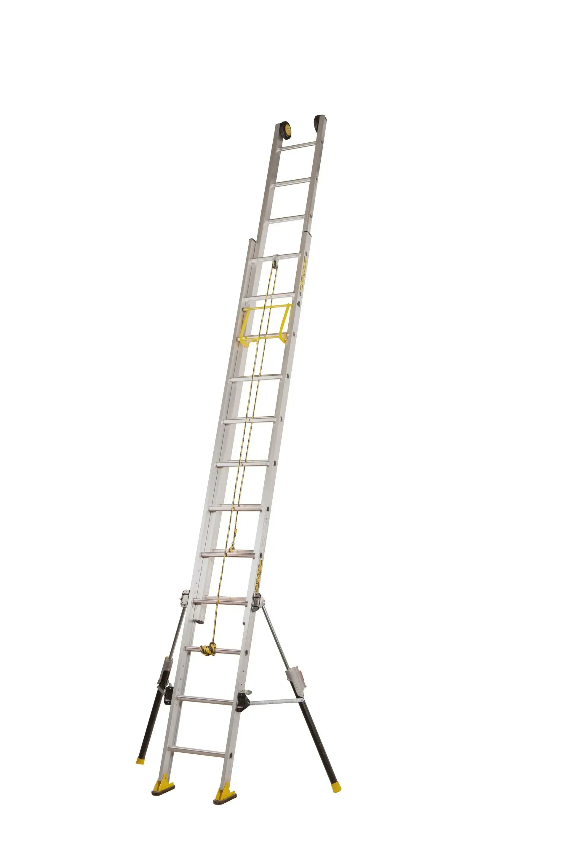 Échelle coulissante en aluminium avec pieds stabilisateurs, appuyée sur un fond blanc.