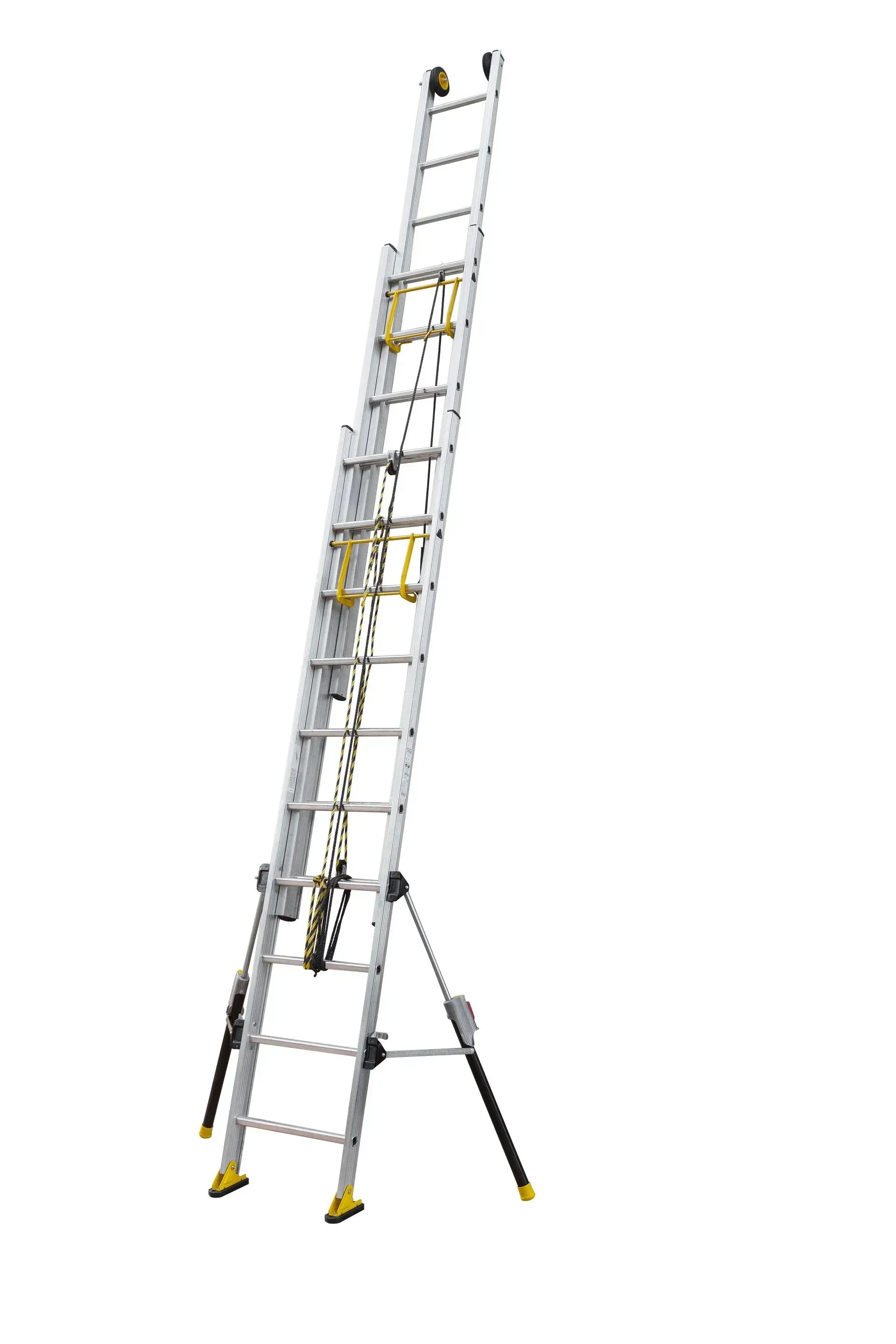 Échelle multipositions argentée et noire posée sur fond blanc, partiellement déployée.