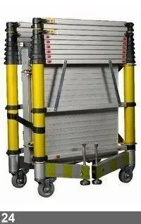 Échafaudage mobile plié, jaune et argent, sur roues.