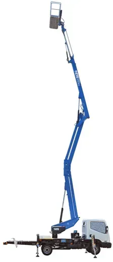 Chariot élévateur bleu avec bras étendu, atteignant les airs.