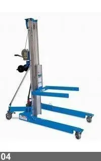 Monte-matériaux bleu avec fourches relevées ; sur roues.