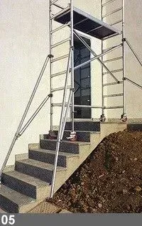 Échafaudage installé sur un escalier pour accéder à une porte. 