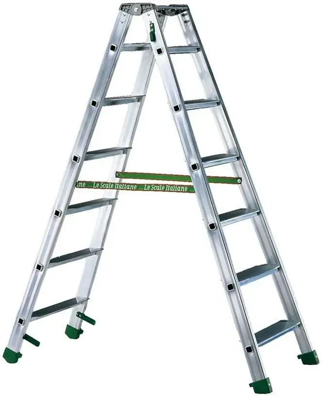 Échelle à cadre en A argentée, accents verts sur les pieds et un support central, prête à l'emploi.