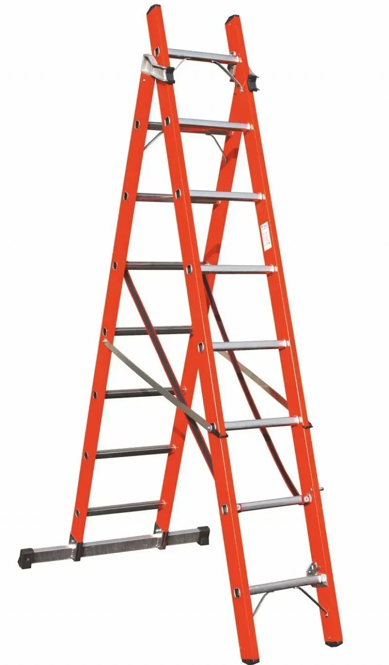 Échelle multi-positions orange et argent debout sur fond blanc.