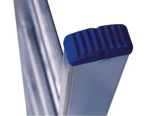 Pied en caoutchouc bleu sur barreau d'échelle en aluminium.