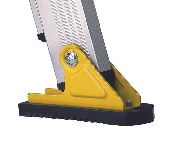 Détail du pied d'échelle jaune et noir avec une base en caoutchouc.