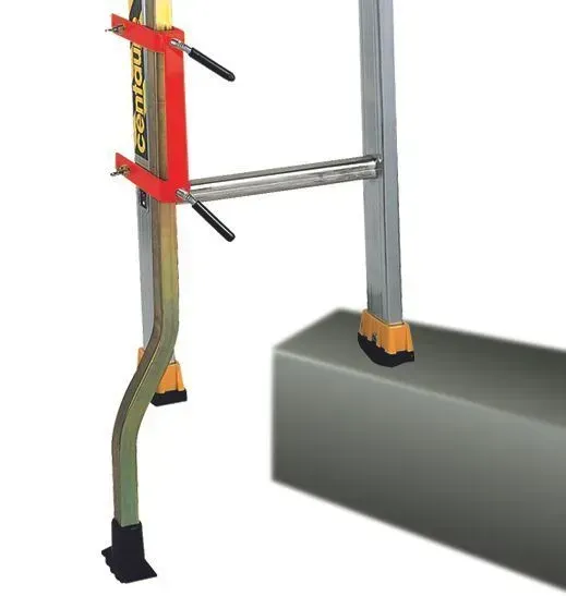 Stabilisateur d'échelle fixé à une échelle, représenté près d'une structure grise.