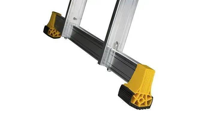 Gros plan des pieds d'échelle en aluminium avec des pieds en caoutchouc jaune et noir.