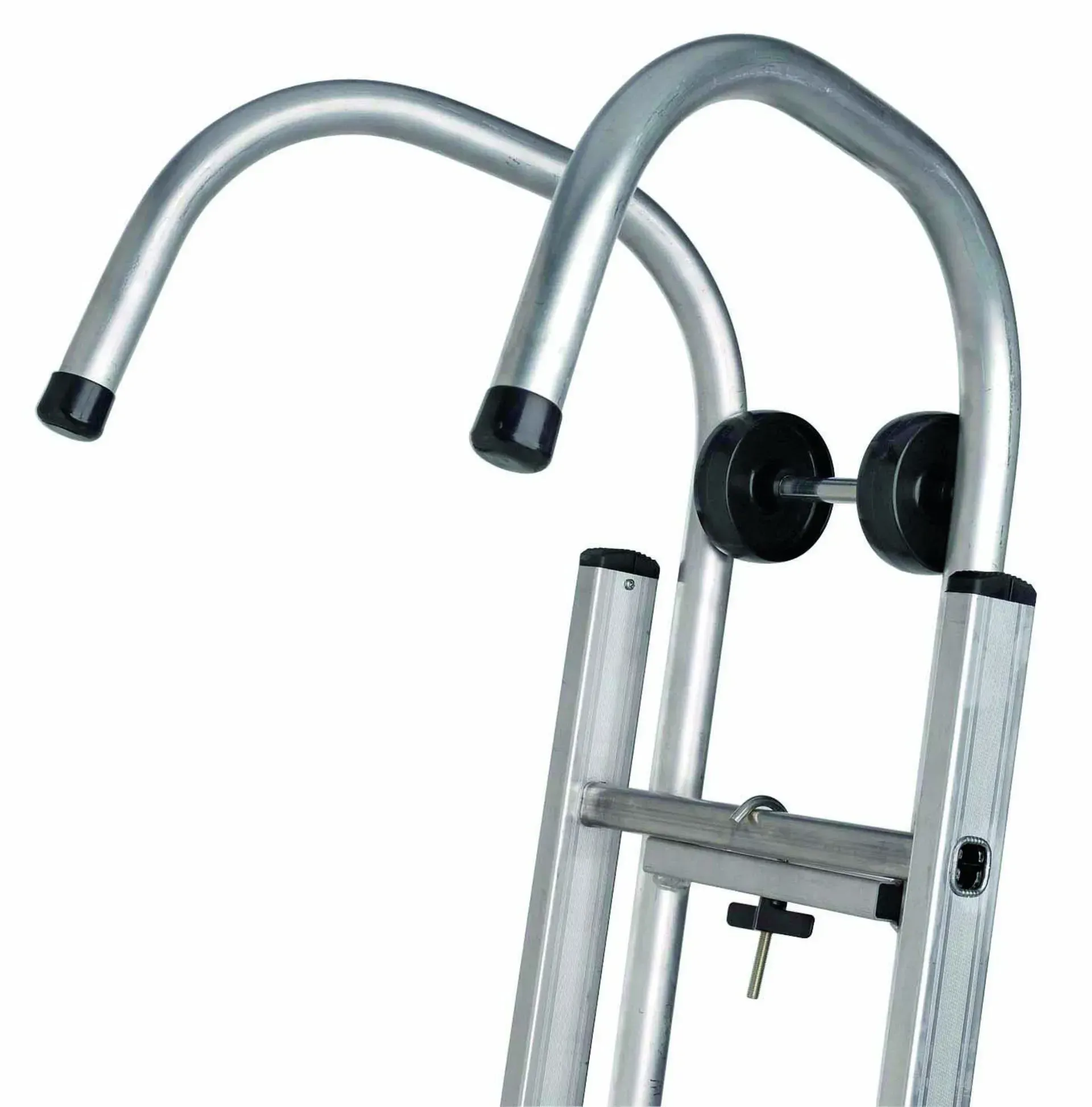 Échelle en aluminium avec crochets supérieurs incurvés, roulettes noires et embouts de sécurité noirs.