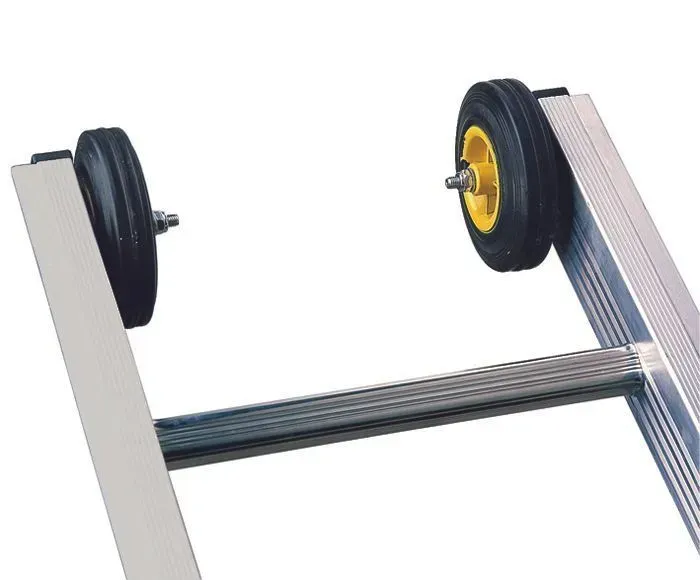 Échelle en aluminium avec roulettes pour un déplacement facile.