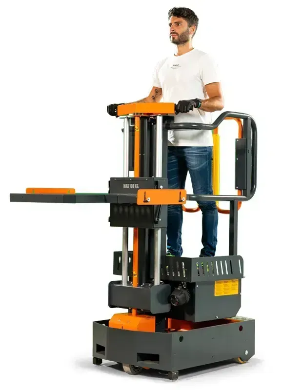 Un homme conduit un chariot élévateur à fourche orange et gris dans un entrepôt.