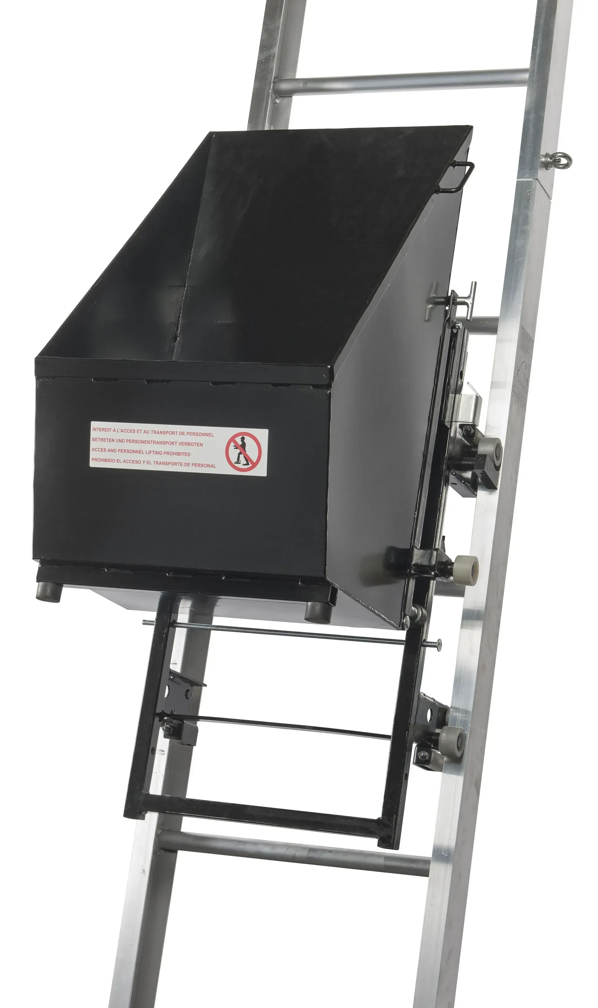 Un élévateur à échelle noir monté sur une échelle argentée, conçu pour le transport de matériaux.