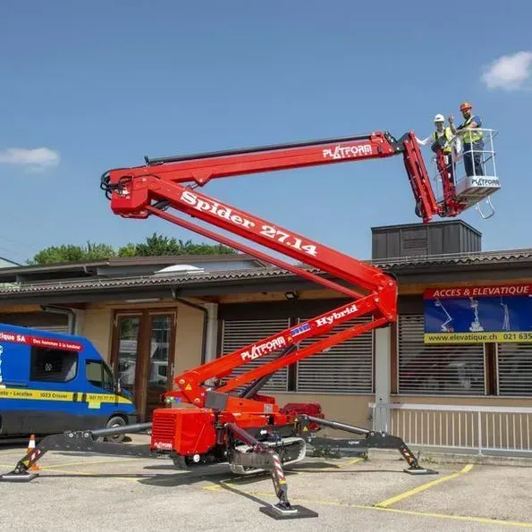 Ascenseur araignée rouge avec deux ouvriers dans un panier près d'un bâtiment.