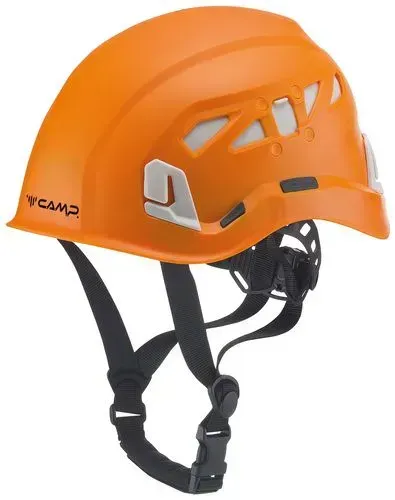 Casque d'escalade CAMP orange avec sangles noires et ventilation.