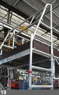 Échafaudage avec escalier, métallique, intérieur ; les ouvriers l'utilisent pour atteindre un niveau élevé