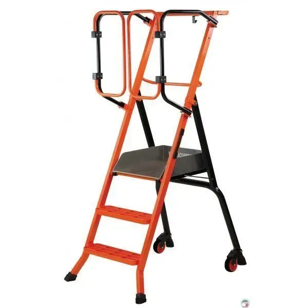 Plateforme de travail roulante orange et noire avec garde-corps de sécurité.