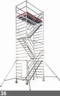 Échafaudage haut en aluminium avec escalier et plate-forme, posé sur des pieds stabilisateurs.