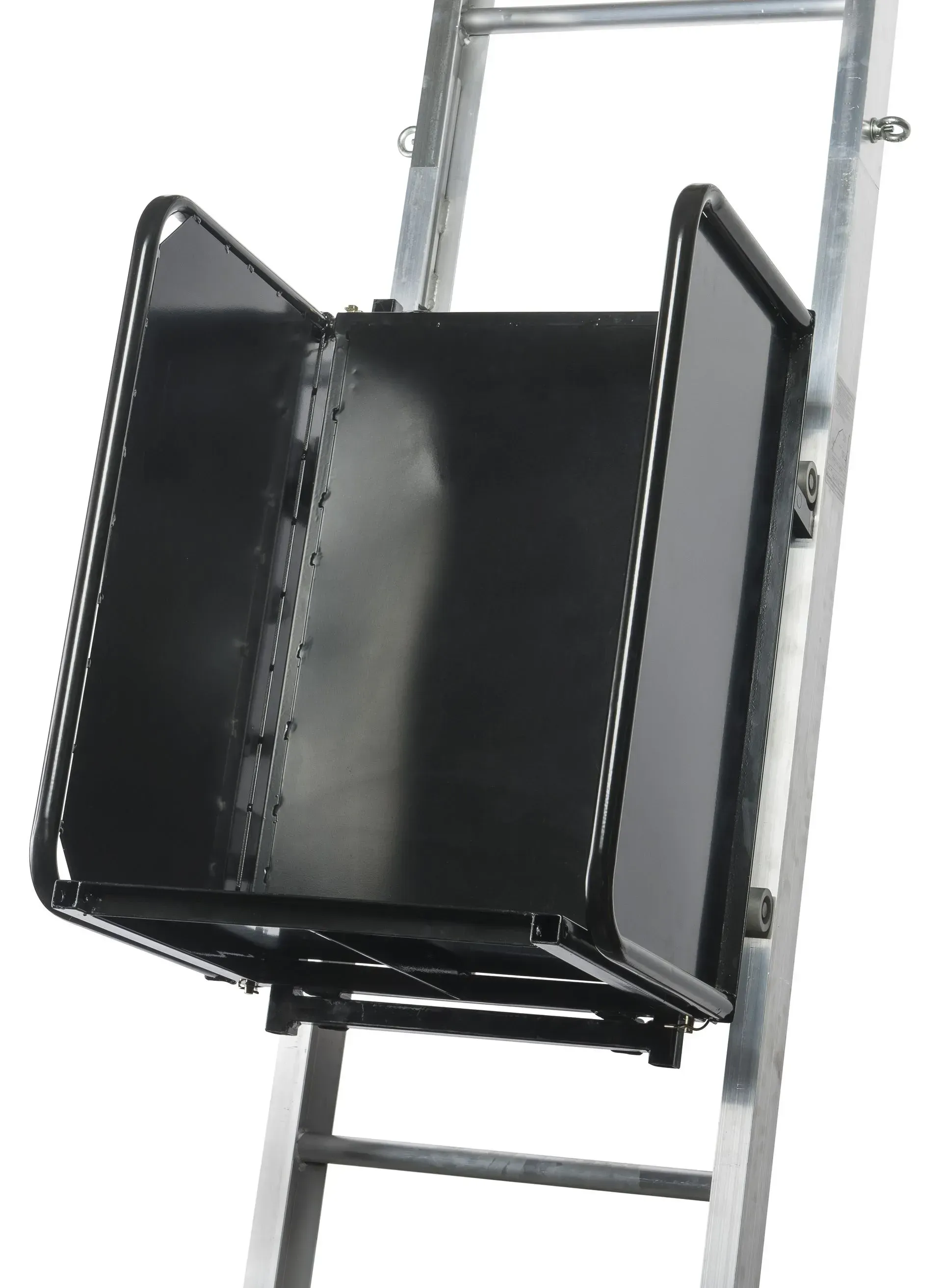 Seau à échelle noir attaché à une échelle en métal.