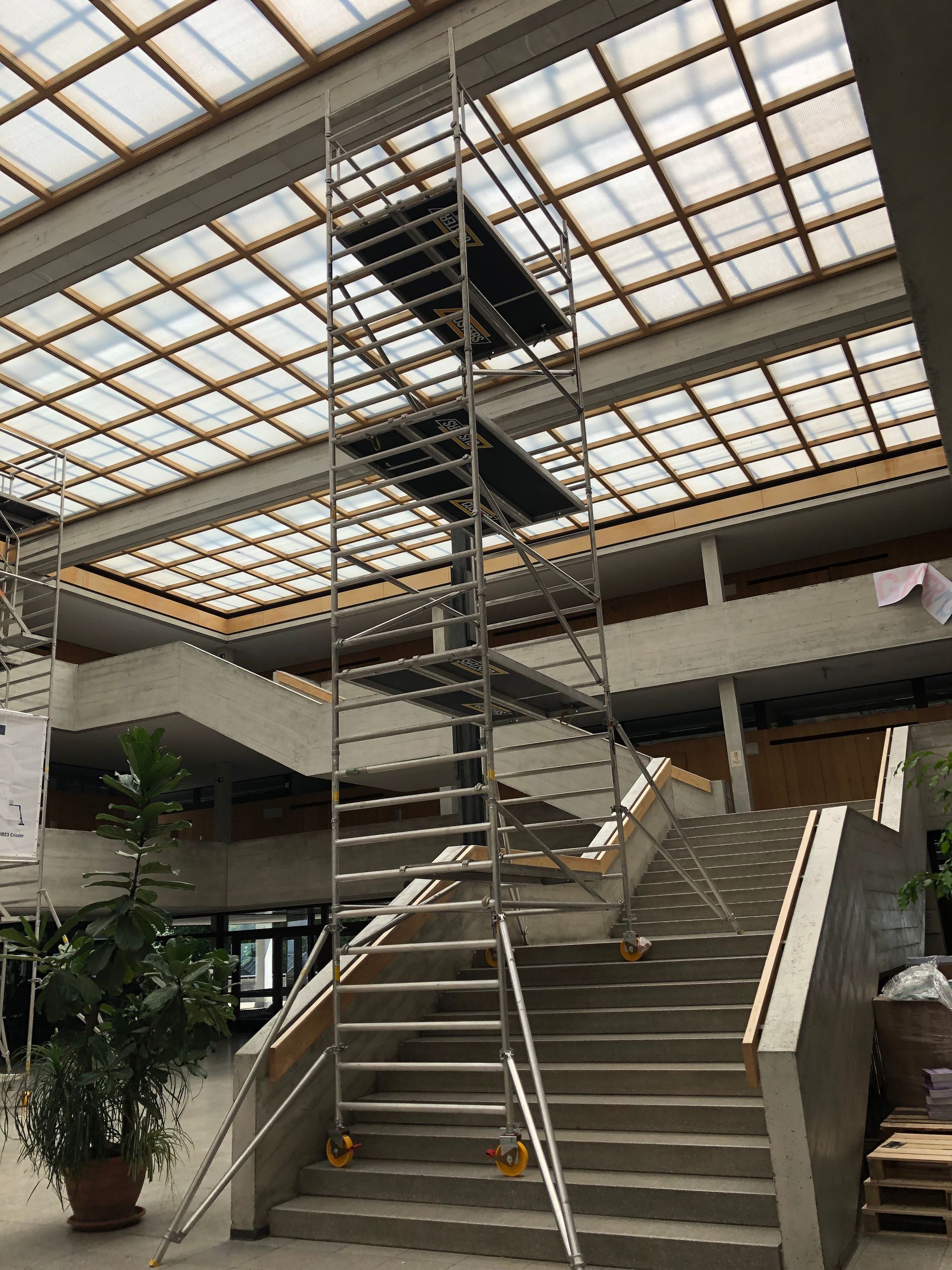 échafaudage mobile dans escaliers