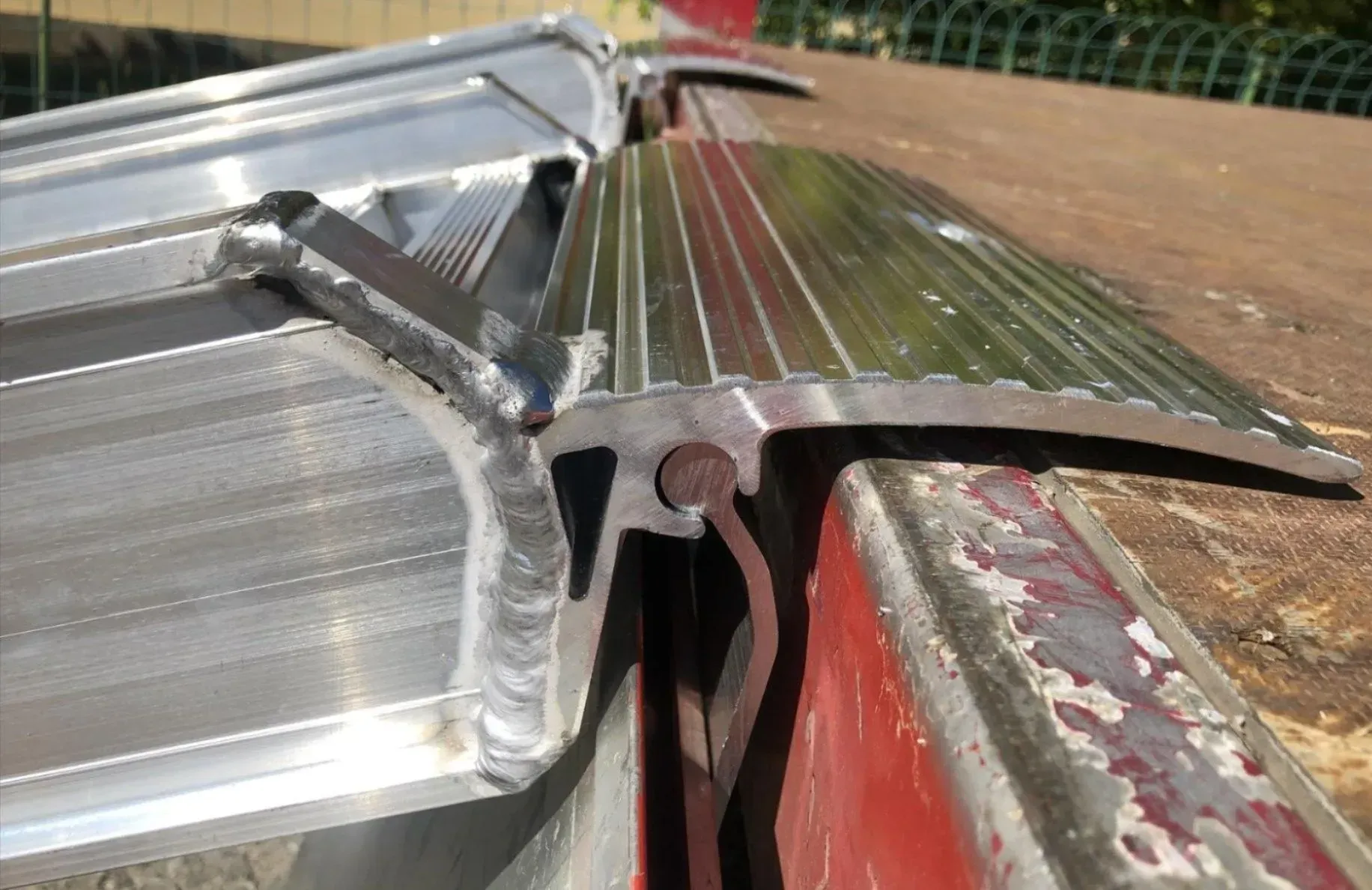 Gros plan d'une rampe en aluminium et d'un bord en métal ; rivetés et soudés.